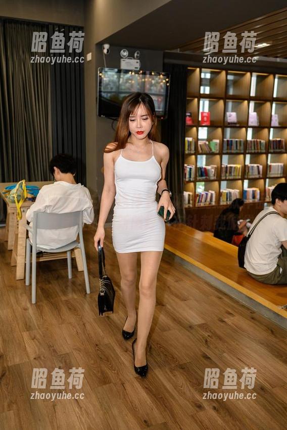 魔镜街拍：白色连体衣小姐姐的爆款作品集，原图里的清新感好似在针刺我脑袋！