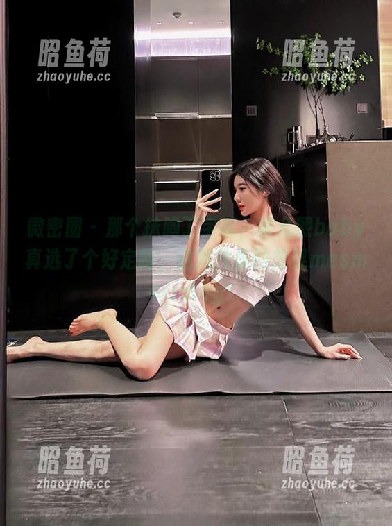 微密圈 - 那个抹胸丁字裤，黎允熙baby真选了个好定制，这图片里的效果mesmerizing！